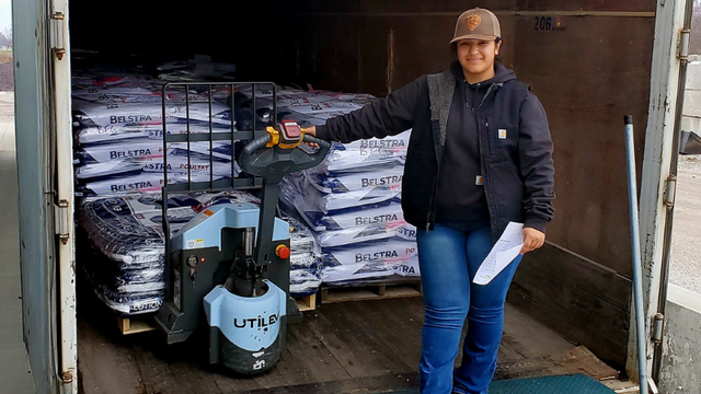 Unloading mulch pallet